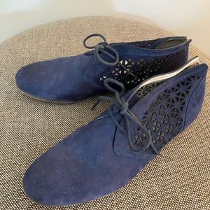 Woman’s indigo suede low boots